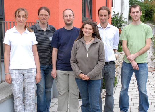 Für die Erforschung von Infektionskrankheiten, die durch Pilze ausgelöst werden, wurden Antje Heyken, Sascha Brunke, Ronny Martin, Ilse Jacobsen, Peter Staib und Duncan Wilson (v.l.n.r.) vom Hans-Knöll-Institut ausgezeichnet. Für die Erforschung von Infektionskrankheiten, die durch Pilze ausgelöst werden, wurden Antje Heyken, Sascha Brunke, Ronny Martin, Ilse Jacobsen, Peter Staib und Duncan Wilson (v.l.n.r.) vom Hans-Knöll-Institut ausgezeichnet.