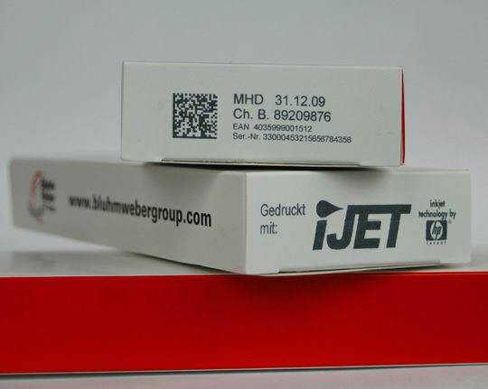 In der Pharmaindustrie sind die Anforderungen an Rückverfolgbarkeit und Fälschungssicherheit bei Medikamenten sehr hoch. Spezielle Track and Trace-Anlagen prüfen und dokumentieren die gekennzeichneten Produkte. In der Pharmaindustrie sind die Anforderungen an Rückverfolgbarkeit und Fälschungssicherheit bei Medikamenten sehr hoch. Spezielle Track and Trace-Anlagen prüfen und dokumentieren die gekennzeichneten Produkte.