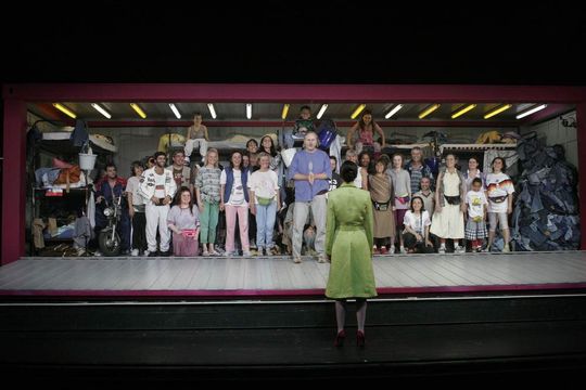 Der drehbare Schiffscontainer im Stück Manderlay am Schauspiel des Stuttgarter Staatstheaters Der drehbare Schiffscontainer im Stück Manderlay am Schauspiel des Stuttgarter Staatstheaters