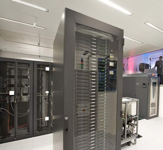 Das DataCenter 2020 in München ist mit modernster Energie-, Klima-, Mess- und Regeltechnik ausgestattet. Das DataCenter 2020 in München ist mit modernster Energie-, Klima-, Mess- und Regeltechnik ausgestattet.