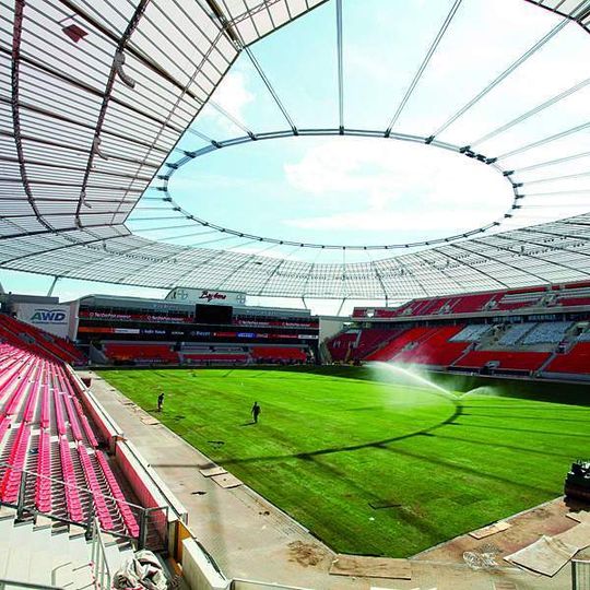 Bereit für den ersten Anpfiff: Die neue Dachkonstruktion der Bay-Arena ist fertig montiert, der Rollrasen verlegt und die Ränge bestuhlt. Bild: Bayer 04 Leverkusen Bereit für den ersten Anpfiff: Die neue Dachkonstruktion der Bay-Arena ist fertig montiert, der Rollrasen verlegt und die Ränge bestuhlt. Bild: Bayer 04 Leverkusen