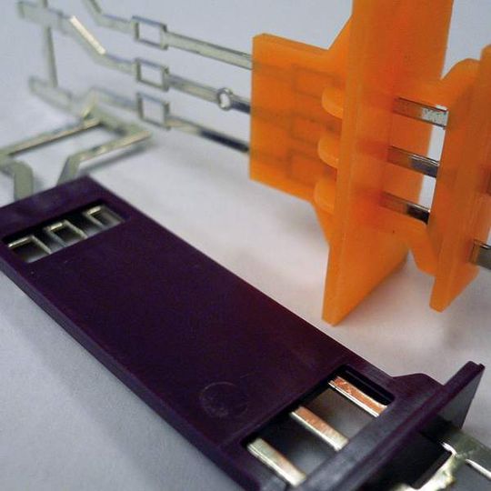 Trotz Forderung nach erhöhter Dichtigkeit des Metall-Kunststoff-Verbunds kann zum Um- spritzen eines Stanzgitters aus Kupfer auf Haftvermittler verzichtet werden. Bild: Kunststoff-Institut Trotz Forderung nach erhöhter Dichtigkeit des Metall-Kunststoff-Verbunds kann zum Um- spritzen eines Stanzgitters aus Kupfer auf Haftvermittler verzichtet werden. Bild: Kunststoff-Institut