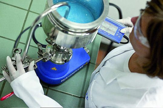 Abb. 1: Reale Produktionsbedingungen bereits im Labormaßstab: Der Magic Lab als Micro-Plant. Abb. 1: Reale Produktionsbedingungen bereits im Labormaßstab: Der Magic Lab als Micro-Plant.