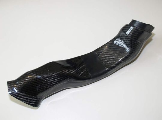 Elastizität von Bauteilen verbessert: Um Relativbewegungen zu kompensieren, wurde das Mittelstück einer Luftführung im Motorraum aus Gummi gefertigt. Bild: TR Composites Elastizität von Bauteilen verbessert: Um Relativbewegungen zu kompensieren, wurde das Mittelstück einer Luftführung im Motorraum aus Gummi gefertigt. Bild: TR Composites
