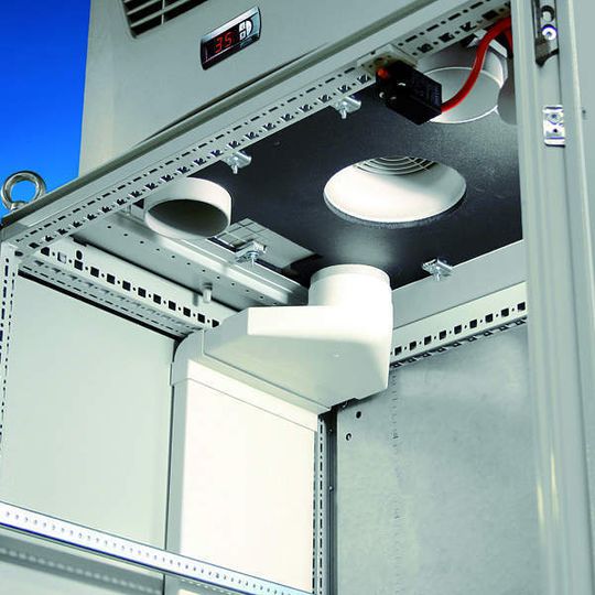 Eine optimale Luftführung in Verbindung mit EC-Lüfter, neuesten Kompressoren und – wenn unverzichtbar – einem optimierten Kühlkreislauf reduziert den Energieverbrauch der Klimatisierung des Schaltschranks um 45%. Bild: Rittal Eine optimale Luftführung in Verbindung mit EC-Lüfter, neuesten Kompressoren und – wenn unverzichtbar – einem optimierten Kühlkreislauf reduziert den Energieverbrauch der Klimatisierung des Schaltschranks um 45%. Bild: Rittal