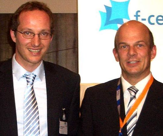 Dr. Gilbert Erdler, Micronas, (links) und Prof. Holger Reinecke, IMTEK, freuen sich über den f-cell-Award Dr. Gilbert Erdler, Micronas, (links) und Prof. Holger Reinecke, IMTEK, freuen sich über den f-cell-Award