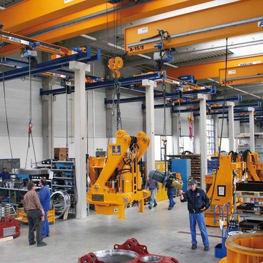 In der Komponentenhalle von Bauer arbeiten die oberen und unteren Krane quasi Hand in Hand: Die links mit Hilfe der Einträgerkrane vormontierten Getriebestufen werden mit den großen Laufkranen auf die rechte Seite befördert.Bild: Abus In der Komponentenhalle von Bauer arbeiten die oberen und unteren Krane quasi Hand in Hand: Die links mit Hilfe der Einträgerkrane vormontierten Getriebestufen werden mit den großen Laufkranen auf die rechte Seite befördert.Bild: Abus