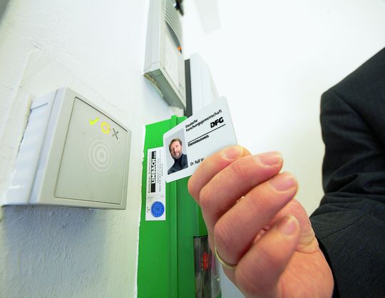 Auf der Smartcard gespeicherte Mitarbeiteridentitäten geben je nach Berechtigung Zutritt zu Gebäudebereichen frei. Auf der Smartcard gespeicherte Mitarbeiteridentitäten geben je nach Berechtigung Zutritt zu Gebäudebereichen frei.