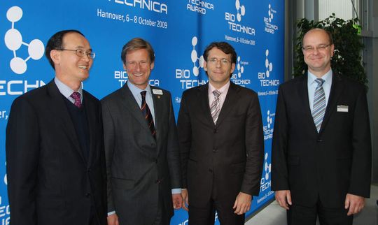 Pyung Hee Kim Stephan Ph. Kühne, Dr. Wolfgang Kronemeyer und Dr. Joachim Kreuzburg bei der Abschluss-Pressekonferenz der BIOTECHNICA 2009. Pyung Hee Kim Stephan Ph. Kühne, Dr. Wolfgang Kronemeyer und Dr. Joachim Kreuzburg bei der Abschluss-Pressekonferenz der BIOTECHNICA 2009.