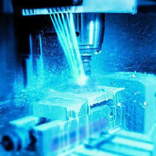 Bild 1: Für die Werkzeuginnenkühlung beim Zerspanen sind Drücke bis 150 bar erforderlich. Eine Druckversorgung bis 300 bar ermöglicht ferner den Spanbruch. Bild 1: Für die Werkzeuginnenkühlung beim Zerspanen sind Drücke bis 150 bar erforderlich. Eine Druckversorgung bis 300 bar ermöglicht ferner den Spanbruch.