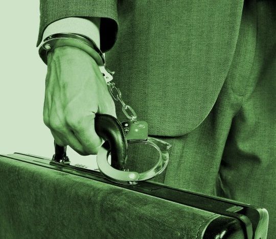 Zusammenarbeit in und zwischen Unternehmen erfordert oft den Austausch vertraulicher Daten. Will man nicht zur Kette am Koffer greifen sind sichere Datenräume eine brauchbare Alternative. Zusammenarbeit in und zwischen Unternehmen erfordert oft den Austausch vertraulicher Daten. Will man nicht zur Kette am Koffer greifen sind sichere Datenräume eine brauchbare Alternative.