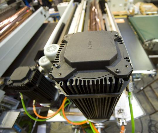 Ein Asynchron-Servomotor der Lenze-Reihe MCA treibt die Druckwalze an Ein Asynchron-Servomotor der Lenze-Reihe MCA treibt die Druckwalze an