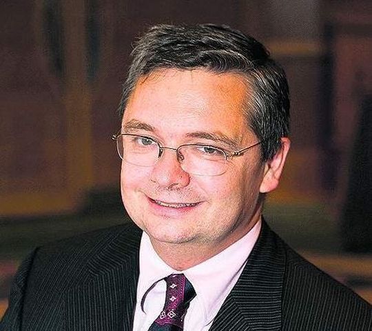 François Venet, Leiter der Geschäftsführung der Lurgi GmbH: “Dieser Auftrag beweist die Fähigkeiten von Lurgi im Raffineriebereich mit besonderem Schwerpunkt auf Technologien, die die Umwandlung des Rohöls verbessern während sie gleichzeitig die Qualität der Kraftstoffe erhöhen.“ François Venet, Leiter der Geschäftsführung der Lurgi GmbH: “Dieser Auftrag beweist die Fähigkeiten von Lurgi im Raffineriebereich mit besonderem Schwerpunkt auf Technologien, die die Umwandlung des Rohöls verbessern während sie gleichzeitig die Qualität der Kraftstoffe erhöhen.“