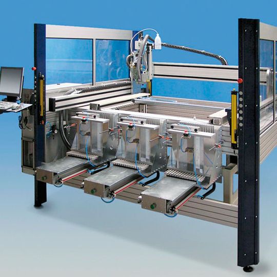 Die Bedienung der CNC-Fräsmaschine von zwei Seiten ist möglich. Bild: Knickmeier Die Bedienung der CNC-Fräsmaschine von zwei Seiten ist möglich. Bild: Knickmeier