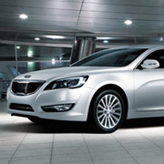 Der Kia Cadenza zeichnet sich durch sein sportlich, dynamisches Design aus. Der Kia Cadenza zeichnet sich durch sein sportlich, dynamisches Design aus.