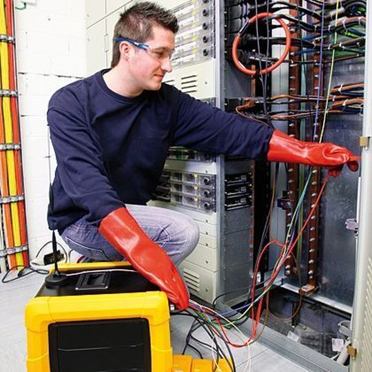 Zur Strommessung werden die flexiblen Stromzangen (Rogowskispule) jeweils um die drei Phasen einer Stromversorgung gelegt, die von der Trafostation abgehen. Bild: Heldele Zur Strommessung werden die flexiblen Stromzangen (Rogowskispule) jeweils um die drei Phasen einer Stromversorgung gelegt, die von der Trafostation abgehen. Bild: Heldele