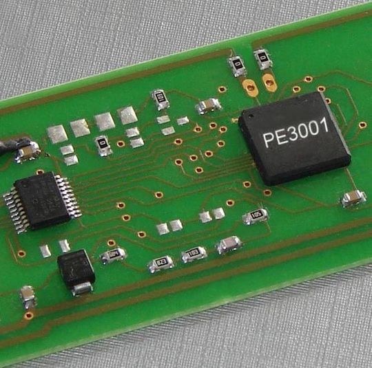 Bild 1: Prototyp mit MEMS-Anbindung; neben dem RFID-Schaltkreis PE3001 sitzt der Sensor. Bild 1: Prototyp mit MEMS-Anbindung; neben dem RFID-Schaltkreis PE3001 sitzt der Sensor.