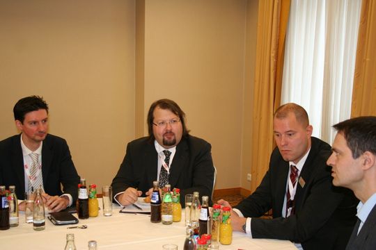 Die Teilnehmer des RSA-Roundtables waren sich einig: Mit wachsendem Bedrohungspotenzial wachsen auch die Chancen für den Fachhandel. Die Teilnehmer des RSA-Roundtables waren sich einig: Mit wachsendem Bedrohungspotenzial wachsen auch die Chancen für den Fachhandel.
