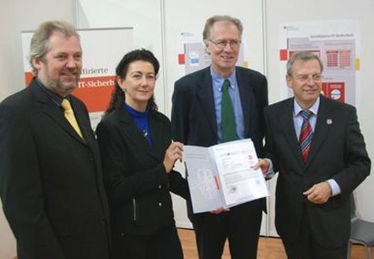 Die Geschäftsführer von GeNUA, Magnus und Michaela Harlander, erhalten vom neuen BSI-Präsidenten Michael Hange und Bernd Kowalski (vlnr.), Abteilungsleiter Zertifizierung, das Common-Criteria-Zertifikat. Die Geschäftsführer von GeNUA, Magnus und Michaela Harlander, erhalten vom neuen BSI-Präsidenten Michael Hange und Bernd Kowalski (vlnr.), Abteilungsleiter Zertifizierung, das Common-Criteria-Zertifikat.