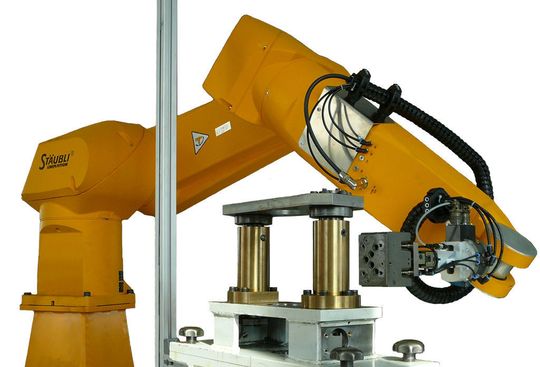 6-Achs-Knickarmroboter mit Wechselgreifersystem. 6-Achs-Knickarmroboter mit Wechselgreifersystem.