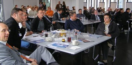 VMware-Partner verfolgen gebannt den Möglichkeiten von vSphere4 in Kombination mit vCenter und EMC. VMware-Partner verfolgen gebannt den Möglichkeiten von vSphere4 in Kombination mit vCenter und EMC.