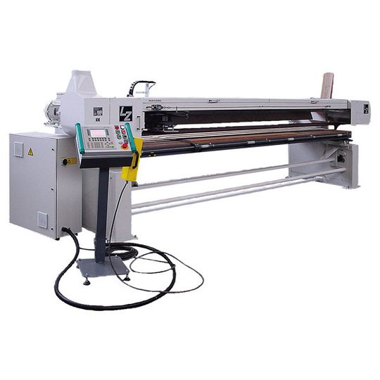 Auf einer Zweibandschleifmaschine ist es möglich, gleichzeitig zwei verschiedene Bänder zu spannen. Auf dieser Weise können Rüstkosten eingespart werden. Bild: Langzauner Auf einer Zweibandschleifmaschine ist es möglich, gleichzeitig zwei verschiedene Bänder zu spannen. Auf dieser Weise können Rüstkosten eingespart werden. Bild: Langzauner