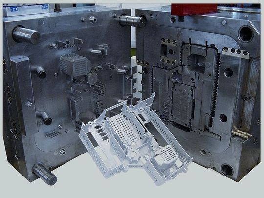 Bauteile aus Gummi oder Kunststoff: Pakulla produziert Werkzeuge für Bauteile aus Gummi oder Kunststoff für die unterschiedlichsten Anwendungsbereiche. Die Musterteile werden größtenteils auf der eigenen Spritzgießmaschine hergestellt. Bilder: 1 bis 4 und 8: Pakulla Bauteile aus Gummi oder Kunststoff: Pakulla produziert Werkzeuge für Bauteile aus Gummi oder Kunststoff für die unterschiedlichsten Anwendungsbereiche. Die Musterteile werden größtenteils auf der eigenen Spritzgießmaschine hergestellt. Bilder: 1 bis 4 und 8: Pakulla