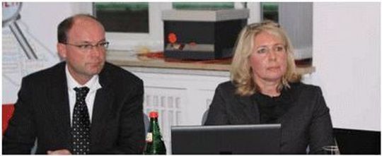 Staatsrat der Finanzbehörde, Dr. Manfred Jäger, und Projektleiterin Manuela Hannemann schalten modernisierten Behördenfinder frei Senatskanzlei/Norina Schreyer Staatsrat der Finanzbehörde, Dr. Manfred Jäger, und Projektleiterin Manuela Hannemann schalten modernisierten Behördenfinder frei Senatskanzlei/Norina Schreyer