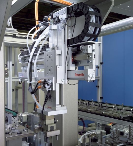 1 Frei kombinierbar: Elektrische und pneumatische Achsen sind bei camoLINE über standardisierte Anschlussmaße zur direkten Montage vorbereitet und eröffnen die freie Kombination der Antriebstechnologien. Bilder: Bosch Rexroth 1 Frei kombinierbar: Elektrische und pneumatische Achsen sind bei camoLINE über standardisierte Anschlussmaße zur direkten Montage vorbereitet und eröffnen die freie Kombination der Antriebstechnologien. Bilder: Bosch Rexroth