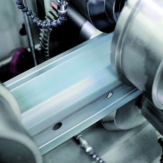 Walzprofilieren eignet sich insbesondere zur Herstellung von Profilen mit großen Längen. Da die Umformung nur lokal stattfindet, kann mit einem Laser besonders vorteilhaft erwärmt werden. Bild: Daimler Walzprofilieren eignet sich insbesondere zur Herstellung von Profilen mit großen Längen. Da die Umformung nur lokal stattfindet, kann mit einem Laser besonders vorteilhaft erwärmt werden. Bild: Daimler