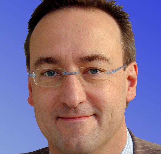 Dr. Helmut Gassel, Leiter der Division Chipkarten- und Sicherheitslösungen: „Wie Infineon wird auch TSMC nach strengsten internationalen Sicherheitsspezifikationen zertifiziert werden.“ Dr. Helmut Gassel, Leiter der Division Chipkarten- und Sicherheitslösungen: „Wie Infineon wird auch TSMC nach strengsten internationalen Sicherheitsspezifikationen zertifiziert werden.“