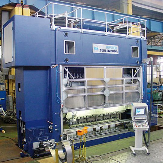 Bild1: Paust-Stu-fenumformautomat mit Oberantrieb, Presskraft 3000 kN. Bild1: Paust-Stu-fenumformautomat mit Oberantrieb, Presskraft 3000 kN.