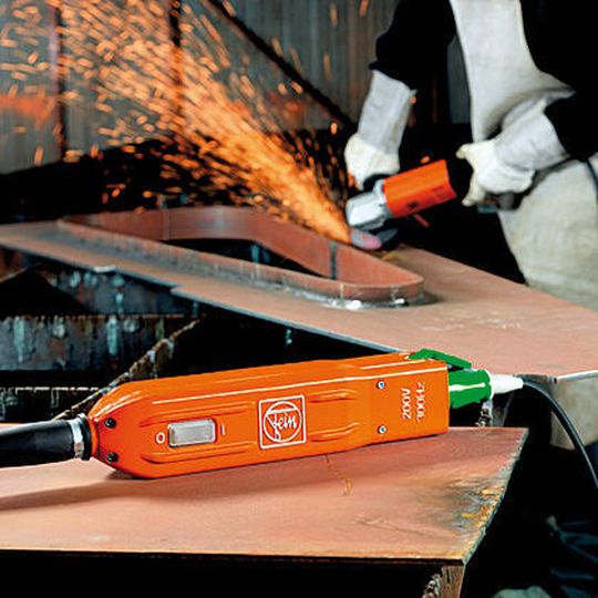 Der Fein-HF-Einzelplatzumformer HFS 17-300 hat eine Leistungsabgabe von 1700 W und wiegt nur 5,9 kg. Bild: Fein Der Fein-HF-Einzelplatzumformer HFS 17-300 hat eine Leistungsabgabe von 1700 W und wiegt nur 5,9 kg. Bild: Fein