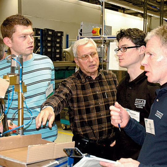 Für Kaizen-Workshops werden kleine Bereiche der Produktion ausgewählt, in denen idealerweise zwischen sechs und zwölf Mitarbeiter beschäftigt sind. So lassen sich innerhalb einer Woche signifikante Verbesserungen erreichen. Für Kaizen-Workshops werden kleine Bereiche der Produktion ausgewählt, in denen idealerweise zwischen sechs und zwölf Mitarbeiter beschäftigt sind. So lassen sich innerhalb einer Woche signifikante Verbesserungen erreichen.