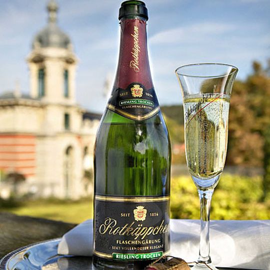 Die Rotkäppchen-Mumm-Sektkellereien haben am Standort Freyburg an der Unstrut eine neue Sektreife- und Lagerhalle eingeweiht. Bild: Rotkäppchen-Mumm Die Rotkäppchen-Mumm-Sektkellereien haben am Standort Freyburg an der Unstrut eine neue Sektreife- und Lagerhalle eingeweiht. Bild: Rotkäppchen-Mumm
