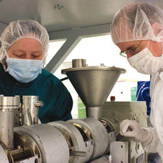 Kunststoffe für Implantate werden unter Reinraumbedingungen hergestellt. Das geschieht im Compoundierverfahren. Ziel sind optimierte Anwendungseigenschaften. Bild: Krauss-Maffei Kunststoffe für Implantate werden unter Reinraumbedingungen hergestellt. Das geschieht im Compoundierverfahren. Ziel sind optimierte Anwendungseigenschaften. Bild: Krauss-Maffei