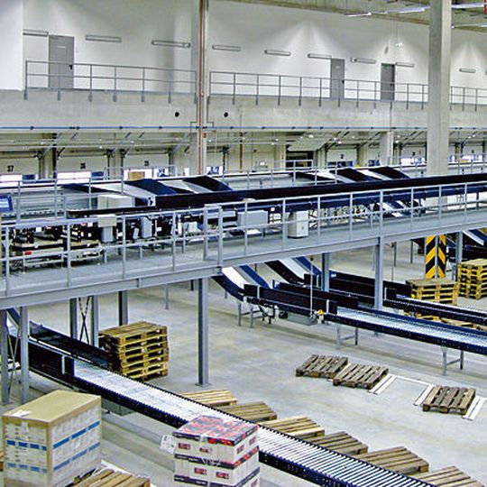 Fördertechnik und Sortieranlage im neuen Distributionscenter von Corporate Express sind für eine Leistung bis zu 50000 Auftragslinien pro Tag ausgelegt. Fördertechnik und Sortieranlage im neuen Distributionscenter von Corporate Express sind für eine Leistung bis zu 50000 Auftragslinien pro Tag ausgelegt.