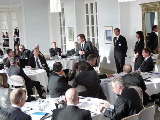 Lebhafte Diskussionen sind ein wesentlicher Bestandteil des eGovernment Summit auf dem Bonner Petersberg Lebhafte Diskussionen sind ein wesentlicher Bestandteil des eGovernment Summit auf dem Bonner Petersberg