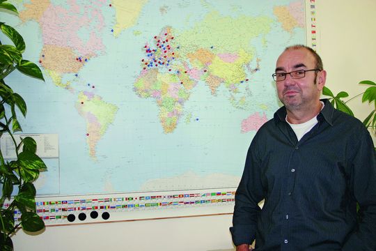 Hermann Lindermaier, Geschäftsführer von TDComponents, vor der Landkarte mit den Standorten der Kunden. Hermann Lindermaier, Geschäftsführer von TDComponents, vor der Landkarte mit den Standorten der Kunden.