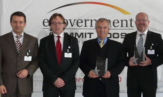 Beus-Laudator Jürgen Häfner, Manfred Klein, der Gewinner des Kommunikations Awards, Prof. Dr. Manfred Mayer und Erwin Schwärzer aus dem BMI, der den eGovernment Leadership Award in Vertretung von Dr. Hans Bernhard Beus entgegen nahm (v.l.). Beus-Laudator Jürgen Häfner, Manfred Klein, der Gewinner des Kommunikations Awards, Prof. Dr. Manfred Mayer und Erwin Schwärzer aus dem BMI, der den eGovernment Leadership Award in Vertretung von Dr. Hans Bernhard Beus entgegen nahm (v.l.).