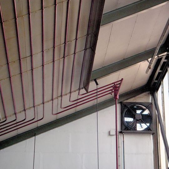 Die Heizung wärmte die nicht isolierte Decke statt die Halle und der Ventilator daneben pustete die erzeugte Wärme sofort nach draußen. Damit gingen 70% der Energie verloren. Bild: Visiofacto Die Heizung wärmte die nicht isolierte Decke statt die Halle und der Ventilator daneben pustete die erzeugte Wärme sofort nach draußen. Damit gingen 70% der Energie verloren. Bild: Visiofacto