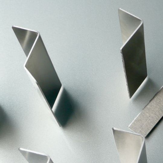 Gekantete Bauteile aus Magnesium. Ohne Laser-Erwärmung wären die Teile an den Kanten gerissen.Bild: Kuhn Gekantete Bauteile aus Magnesium. Ohne Laser-Erwärmung wären die Teile an den Kanten gerissen.Bild: Kuhn