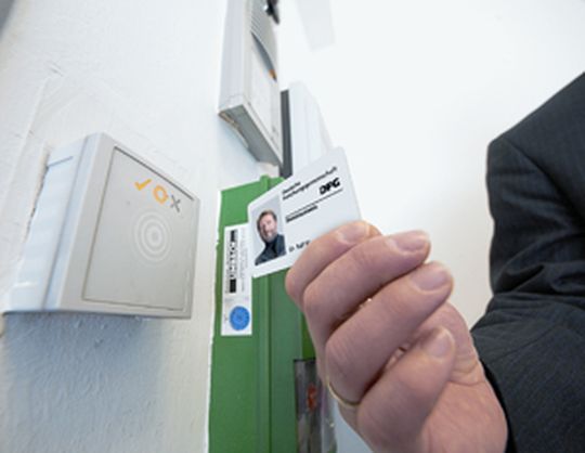Im Zentrum der Zugangs- und Berechtigungsmanagement-Lösung von Peak Solution steht ein moderner Multifunktionsausweis. Im Zentrum der Zugangs- und Berechtigungsmanagement-Lösung von Peak Solution steht ein moderner Multifunktionsausweis.