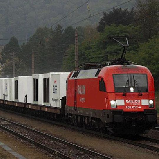 Acht Jahre nachdem der letzte Güterzug das Zapf-Werk in Weidenberg verlassen hat, rollen nun wieder Transporte mit Fertiggaragen per Bahn. Bild: DB Schenker Acht Jahre nachdem der letzte Güterzug das Zapf-Werk in Weidenberg verlassen hat, rollen nun wieder Transporte mit Fertiggaragen per Bahn. Bild: DB Schenker
