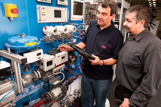 Ferne Zukunft oder schon jetzt Realität? Der total vernetzte Servicetechniker. Ausgestattet mit modernster Informations- und Kommunikationstechnik stehen dem Servicemitarbeiter zu jeder Zeit an jedem Ort kontextabhängig die aktuell benötigten Informationen zur Verfügung. Bild: ABB Ferne Zukunft oder schon jetzt Realität? Der total vernetzte Servicetechniker. Ausgestattet mit modernster Informations- und Kommunikationstechnik stehen dem Servicemitarbeiter zu jeder Zeit an jedem Ort kontextabhängig die aktuell benötigten Informationen zur Verfügung. Bild: ABB