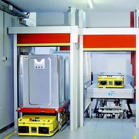 Auf einer Trassenlänge von über 1700 m sorgen fahrerlose Transportsysteme im Bundeswehr-Zentralkrankenhaus in Koblenz für die durchgängige Automatisierung der Warenströme. Bild: PSB Intralogistics Auf einer Trassenlänge von über 1700 m sorgen fahrerlose Transportsysteme im Bundeswehr-Zentralkrankenhaus in Koblenz für die durchgängige Automatisierung der Warenströme. Bild: PSB Intralogistics