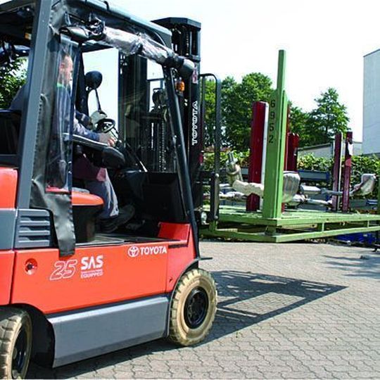 Ein Teil der fertigen Abgasanlagen wird bei Emcon Technologies mit einem Toyota-Vierrad-Elektrostapler 7FBMF mit 2,5 t Tragfähigkeit zuverlässig in die Lkw verladen.Bild: TMHD Ein Teil der fertigen Abgasanlagen wird bei Emcon Technologies mit einem Toyota-Vierrad-Elektrostapler 7FBMF mit 2,5 t Tragfähigkeit zuverlässig in die Lkw verladen.Bild: TMHD