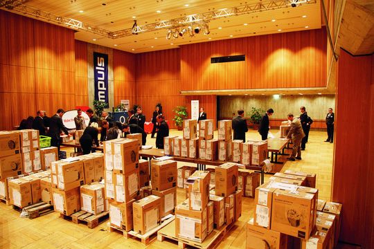 Mit der Anlieferung der 500 Notebooks stand die Impuls Systems vor einem Stapel Arbeit – und unter hohem Zeitdruck. Mit der Anlieferung der 500 Notebooks stand die Impuls Systems vor einem Stapel Arbeit – und unter hohem Zeitdruck.