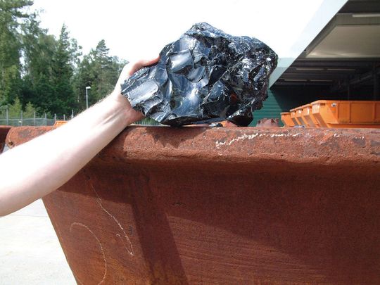 In dieser Glasschlacke sind die Giftstoffe unlösbar eingebunden und können so gefahrlos gehandhabt und gelagert werden In dieser Glasschlacke sind die Giftstoffe unlösbar eingebunden und können so gefahrlos gehandhabt und gelagert werden