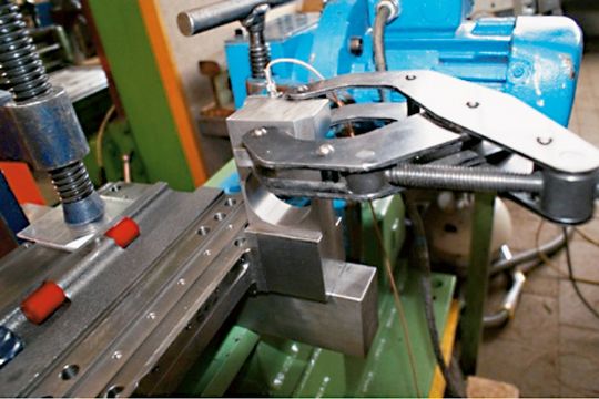 Messsonde am Werkstück. Messsonde am Werkstück.